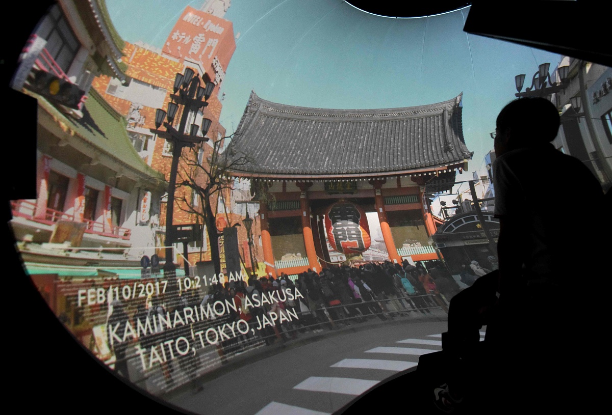 当地时间2017年7月17日,日本东京,记者在发布会上体验新vr技术.采用超