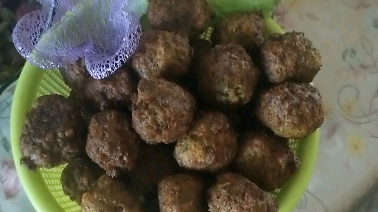 西蓝花胡萝卜不要老炒着吃了,做成丸子金黄酥脆营养美味