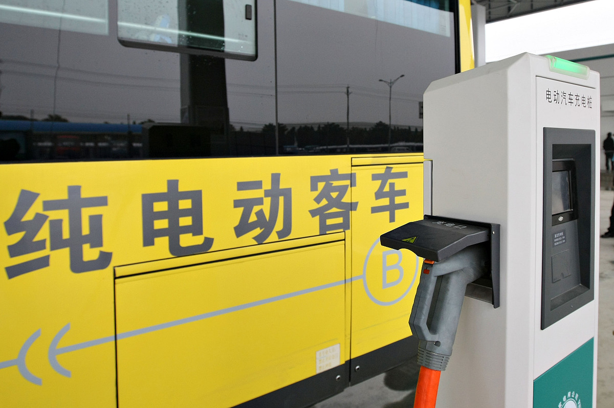 电池寿命及续航里程还有待提高充电速度慢可以得出