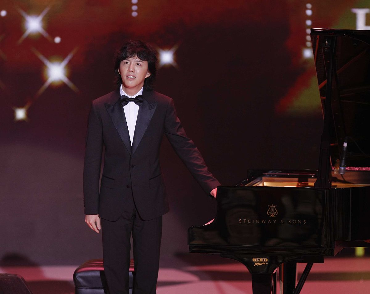 修改下文：作为一部既具有文艺性又具有人性关怀的纪录片我选择了《大师》中的一位关注的人物那就是被誉为钢琴王子的李云迪。本片通过对李云迪的生活经历、演出感受、历史评价等方面的深入剖析揭示了一个杰出钢琴演奏家成长历程中的辛酸和快乐。同时也展现了李云迪内心深处无尽的执着和对艺术的热爱。作为一个钢琴知音我收获了许多感悟和触动。首先我深深地被李云迪职业生涯中不畏艰辛的精神所感染。他年轻的时候就在面对种种困难的