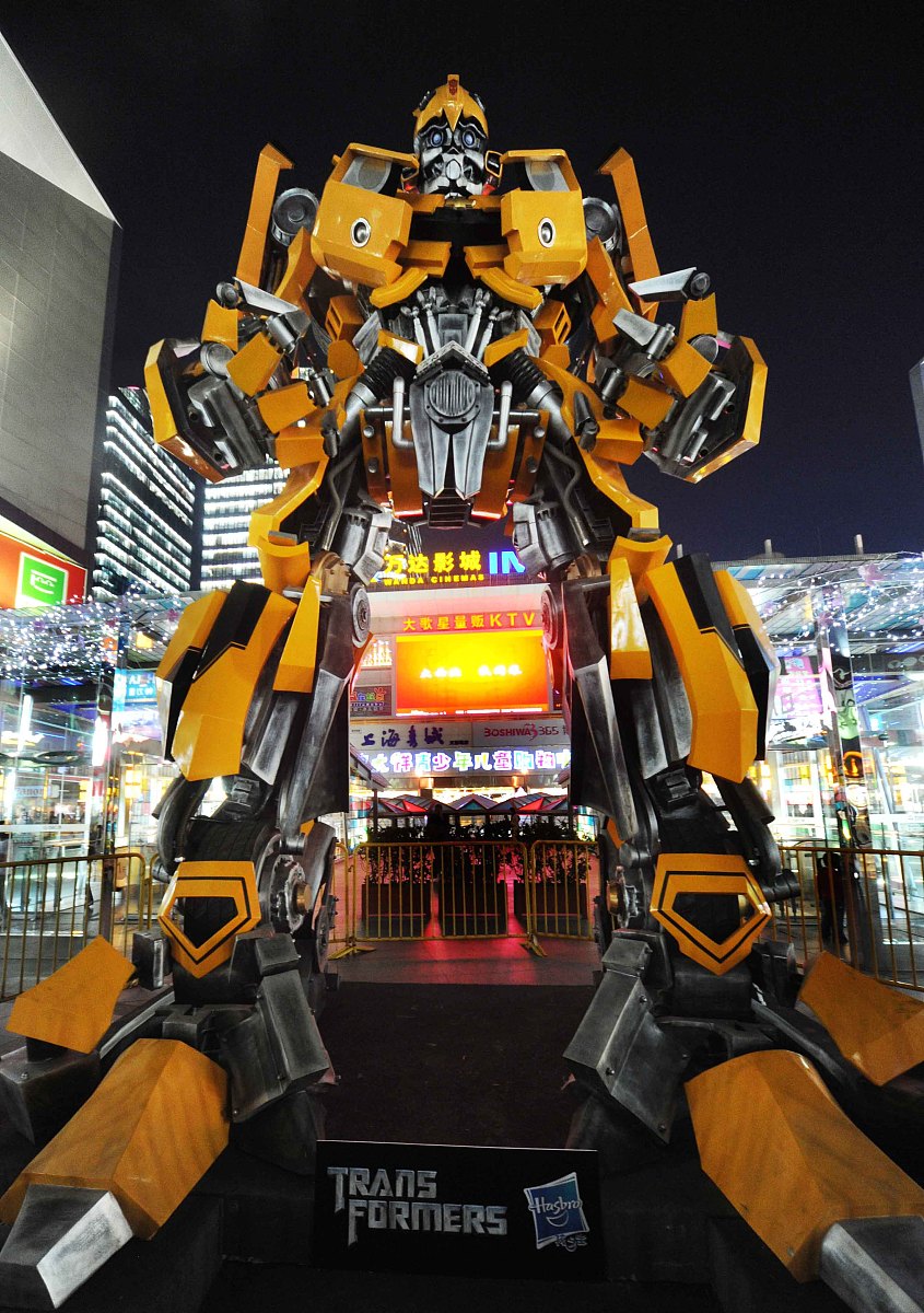 《变形金刚：超能勇士崛起》全员集结海报发布！擎天柱、大黄蜂全新造型亮相