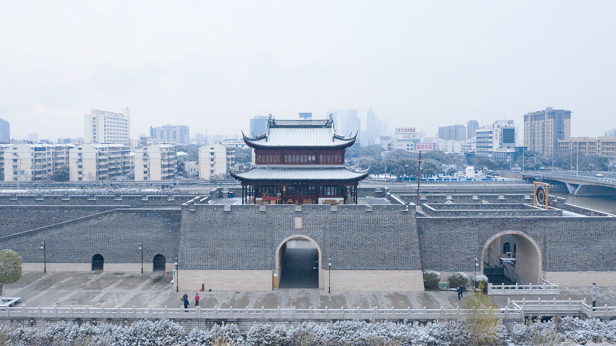 2018年12月31日,雪后的苏州银装素裹.著名的相门城墙屹立在风雪中.