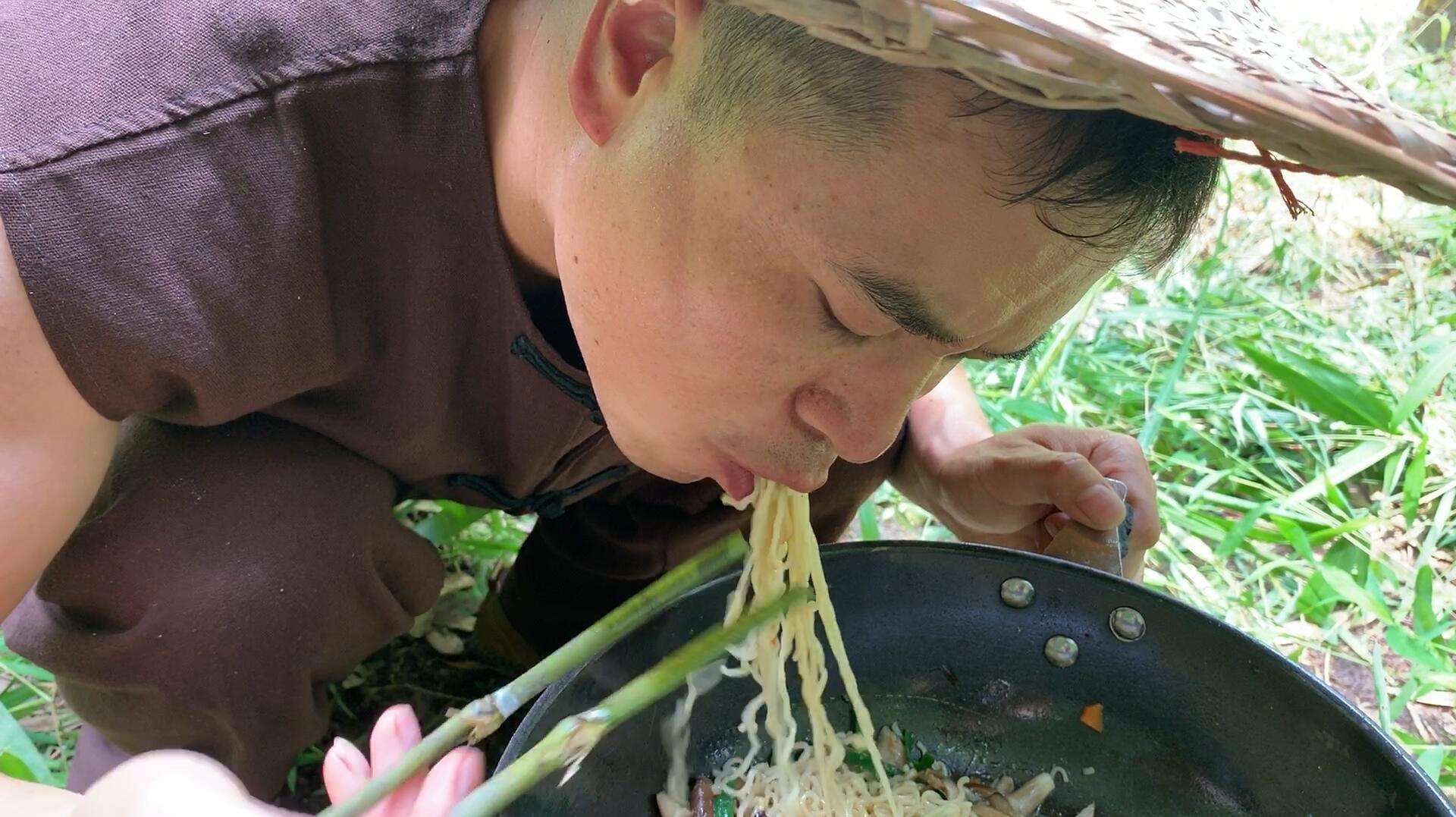 野生鸡腿菇煮方便面,有钱都吃不到,一个人吃一锅,好吃到爆