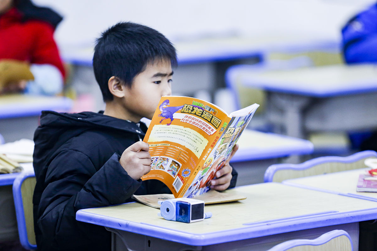 2018年12月13日,湖南株洲天元区尚格小学教室,参加校内托管的小学生在