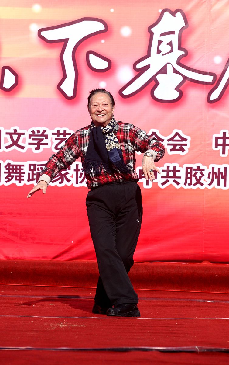 写一篇关于延安市农村基层民主建设问题及对策的研究成果写成一段话的形式。