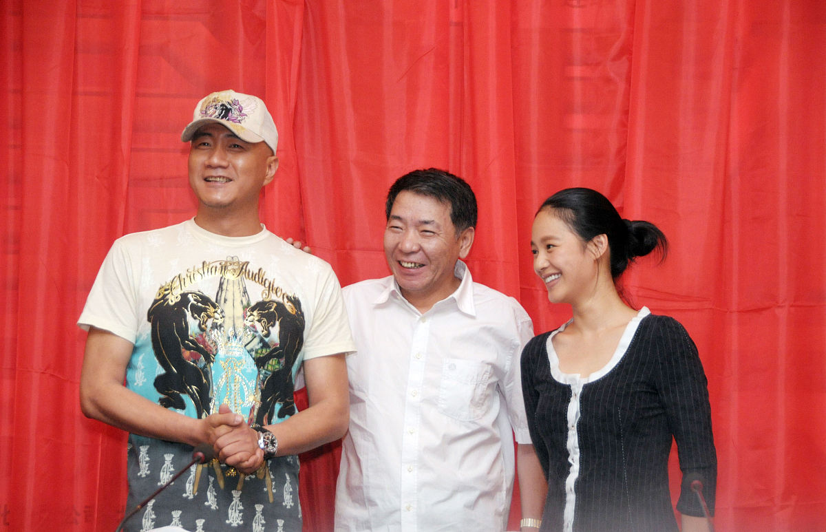2009年5月26日,北京,电视剧《金婚2》发布会.左起胡军,郑晓龙导演,周