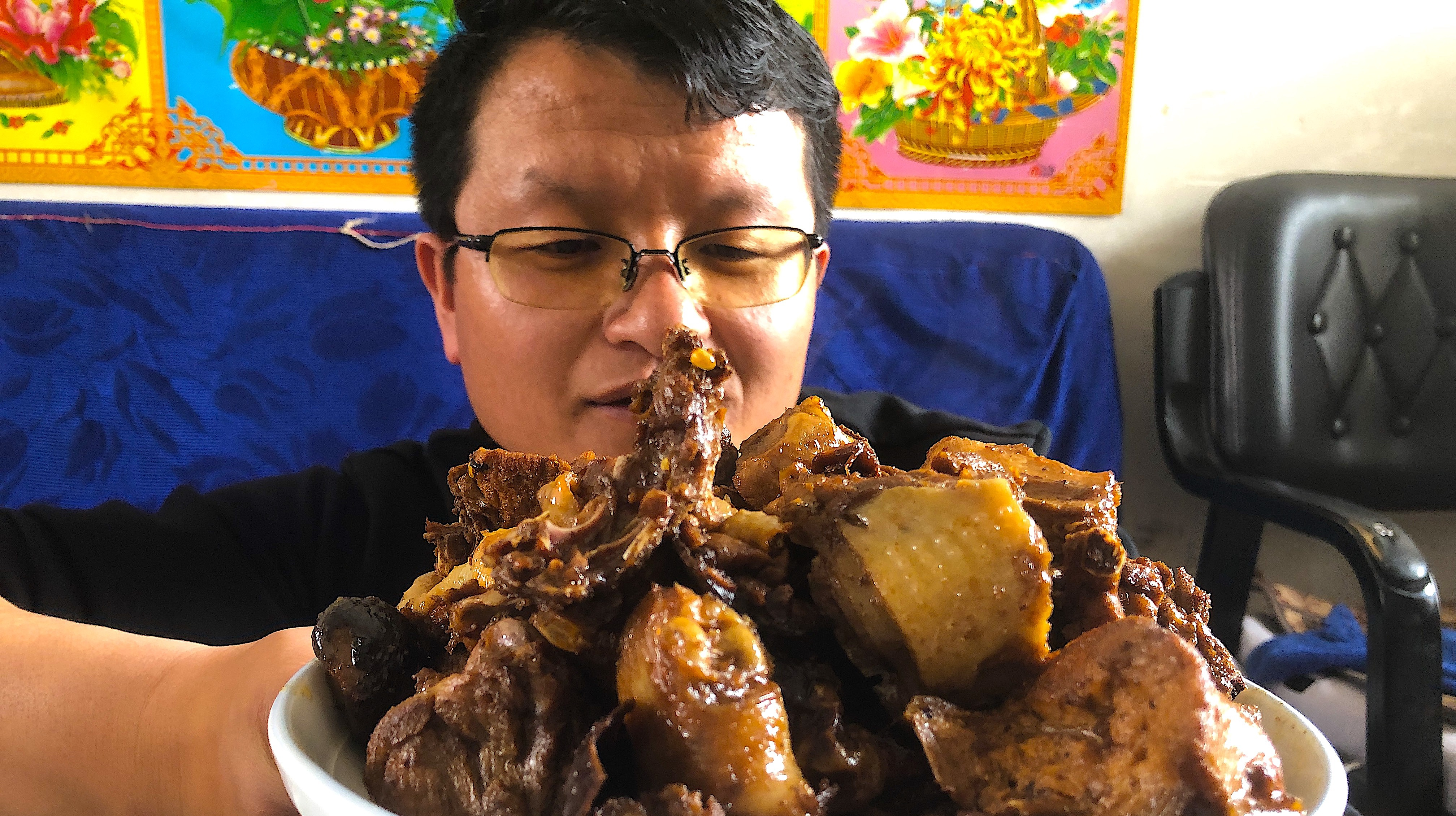 农村小哥做农家菜,1只母鸡1斤猪肉一起炖,炖出来的鸡味道真好吃