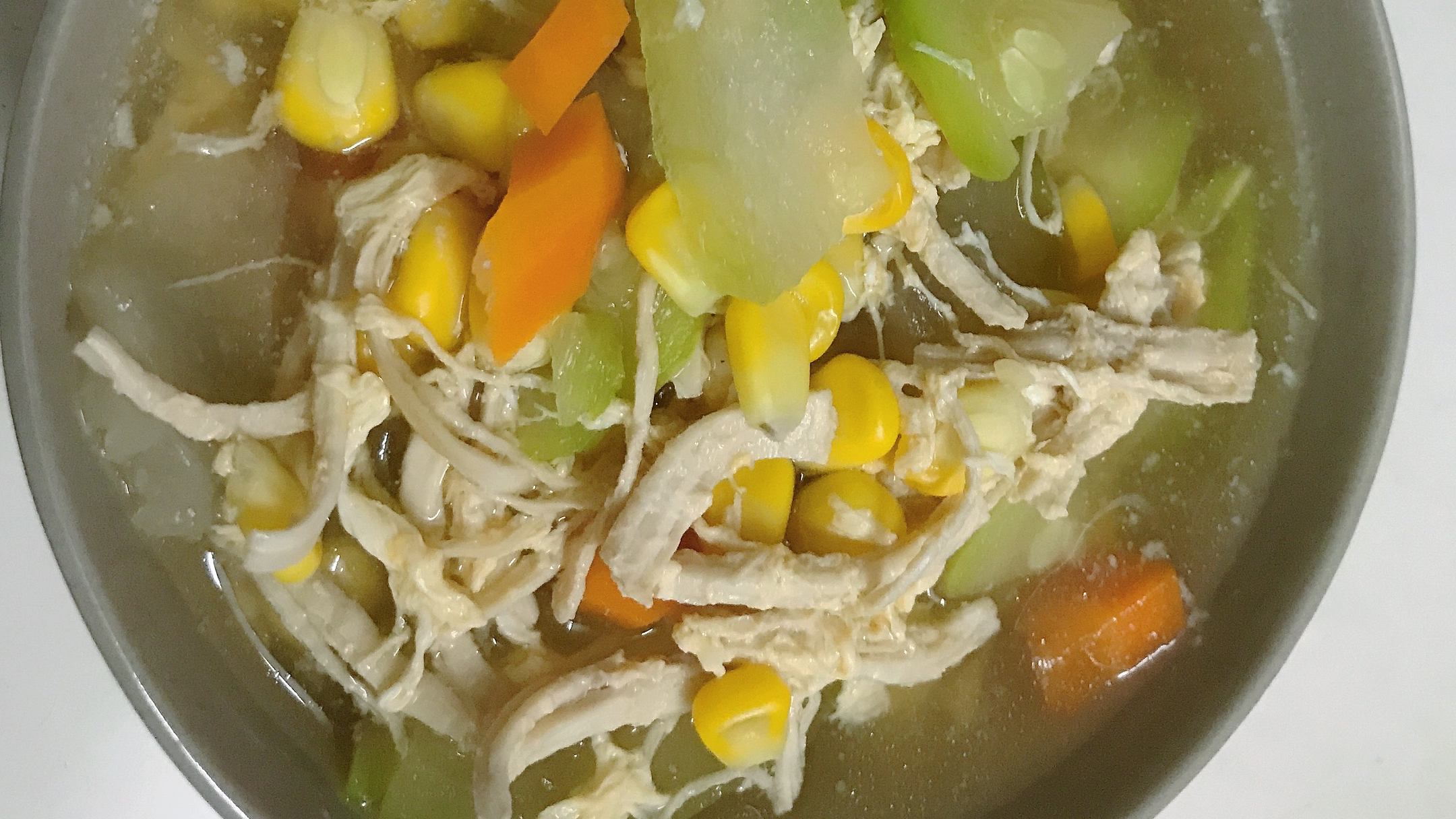 本来想做个蔬菜汤跟一个凉拌鸡丝的,最后懒成一锅鸡丝蔬菜瘦身汤