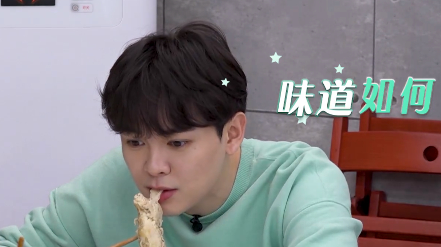汪苏泷吧唧吧唧吃烤鸡胸肉,尤长靖看着也嘴馋了!