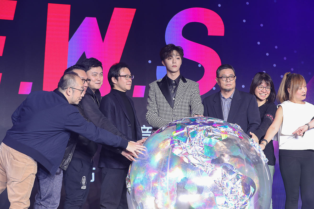 2019年11月19日,北京,陈立农现身环球音乐n.e.w.s亚洲签约发布会.2019