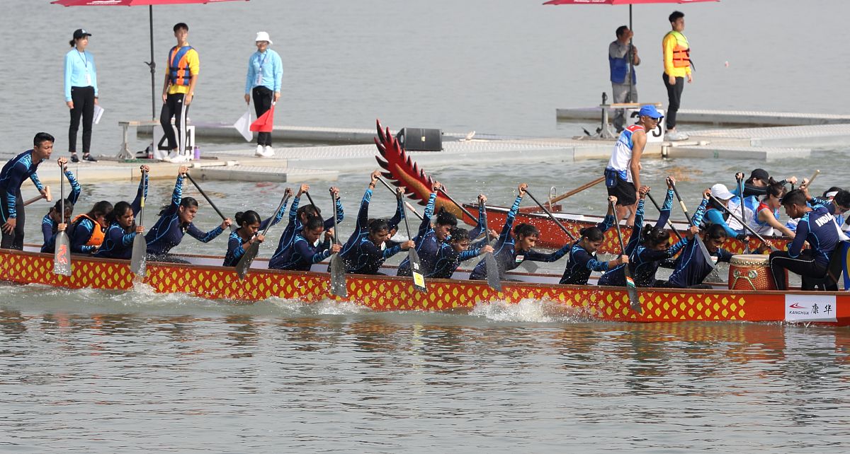 赛龙舟成为中国国家体育比赛项目，每年举办‘屈原杯’龙舟赛