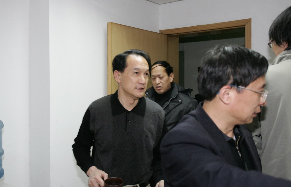 2006年2月23日,辽足拖欠工资球员家长来到中国足协讨公道.谢亚龙与家