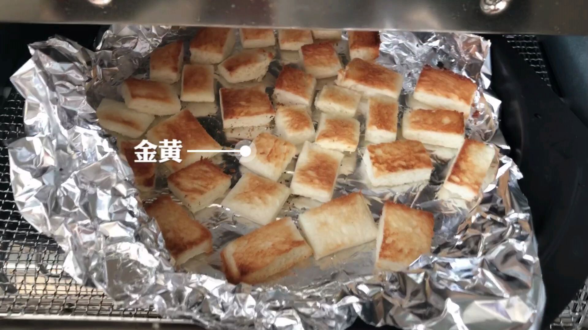 原来吃不完的吐司可以做成面包糠!早点知道就好啦。你学会了没?
