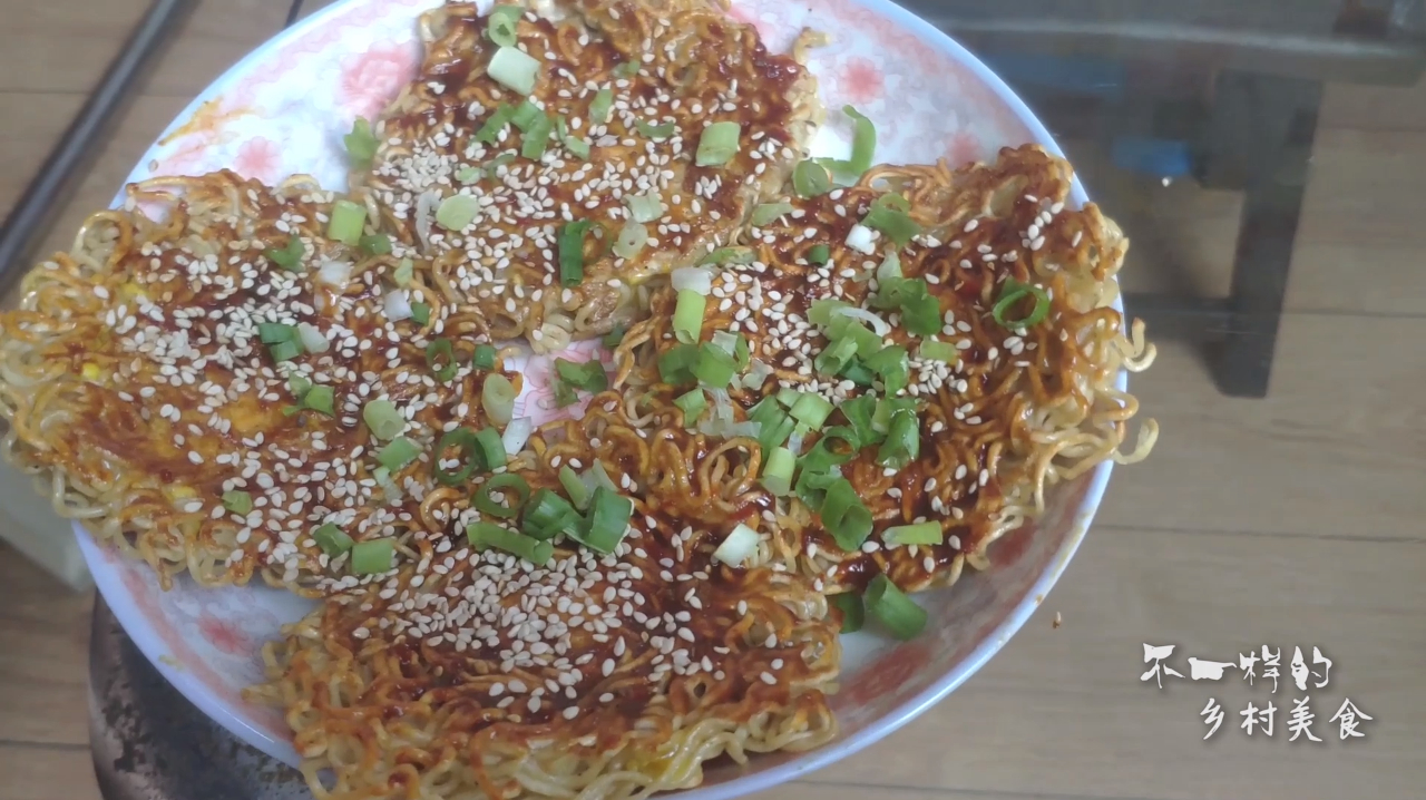 鸟巢鸡蛋饼,方便面的花式烹制法,你喜欢吗?