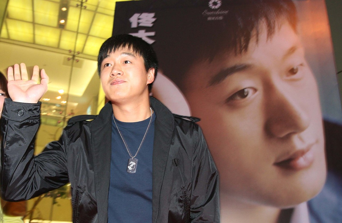 2007年4月20日下午,佟大为来到青岛签售唱片《大世界小作为》,引来无