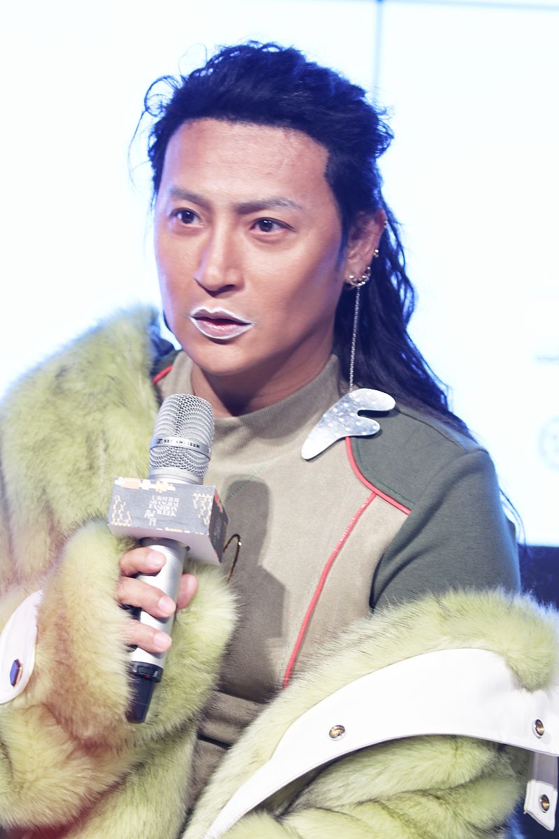 2019年4月2日,上海,2019上海秋冬时装周,明星亮相 f/ffffff 品牌秀场.