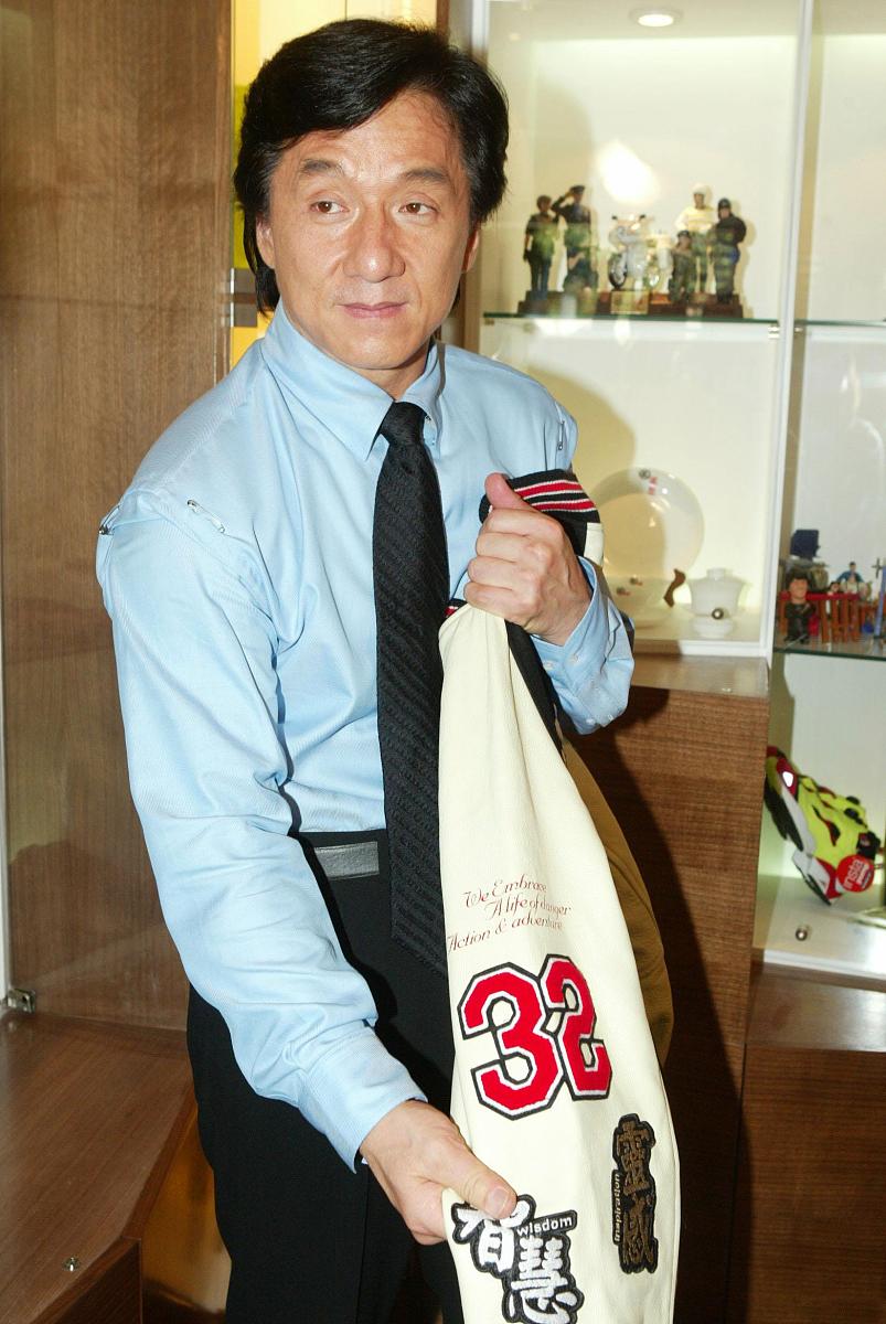 2003年9月25日,《新警察故事》在香港举行记者会.成龙在他的公司展示