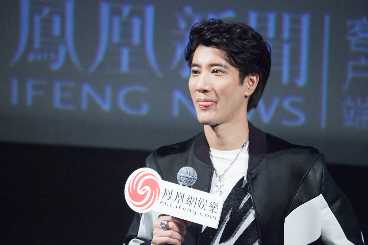 写一首表达悲伤情绪的中文流行歌曲歌曲表达的主题为坚持歌词结构为verse1、verse2、Pre-Chorus1、chorus1、chorus2、verse3、verse4、chorus3、Bridge1、chorus4并确保chorus1、chorus2、chorus3、chorus4、verse5、Pre-Chorus2、chorus5、Bridge2、歌词不重复每段歌词结尾使用中文lu类似发