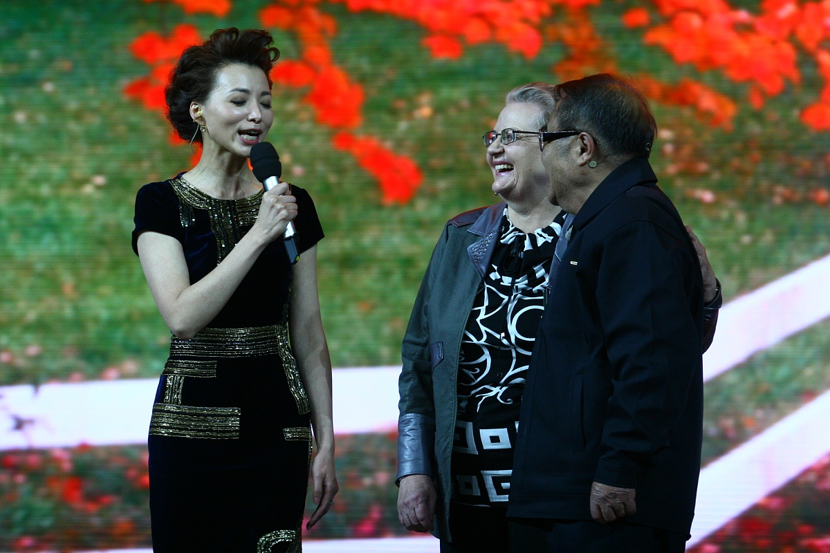 央视《开学第一课》邀请时年96岁高龄翻译大师许渊冲老先生老先生只能坐在椅子上讲述自己的事迹主持人董卿主动半跪下来认真地聆听翻译大师演讲表示对老先生的尊敬获得了称赞。请谈谈对你的启发。