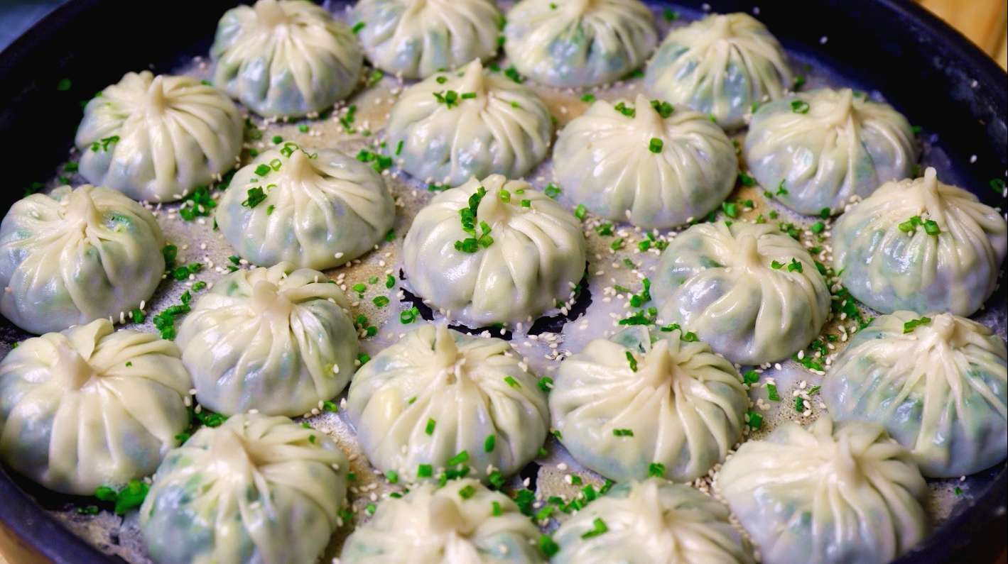 农村妈妈教你做透明煎饺,教程详细,鲜香美味,一出锅都抢着吃