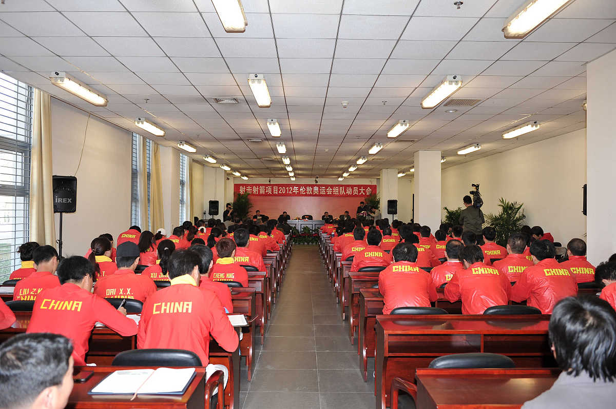 translate to chinese. Supply route drivers will receive site orientation training and be familiarized with their specific loading/unloading locations and procedures.