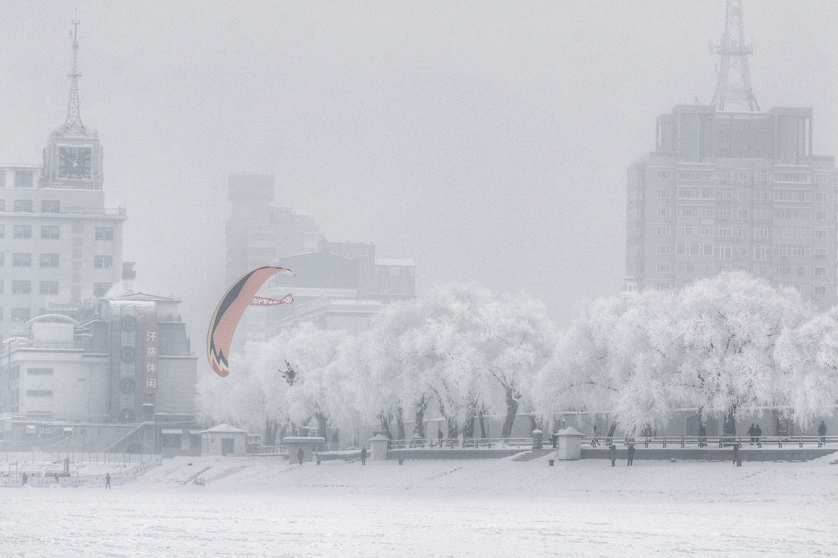 In this study based on frost formation data provided by Harbin Meteorological Bureau combinedwith geographical factors temperature and population density linear fitting Mann‐Kendall mutation testpetti