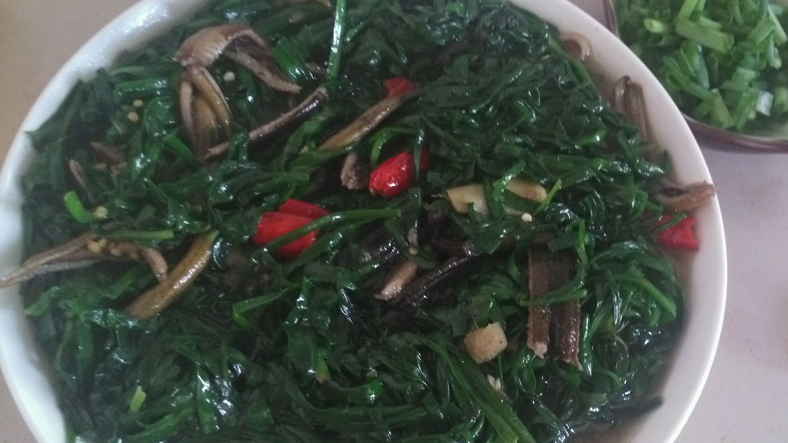 韭菜炒鳝鱼(我们这叫长鱼)丝。
