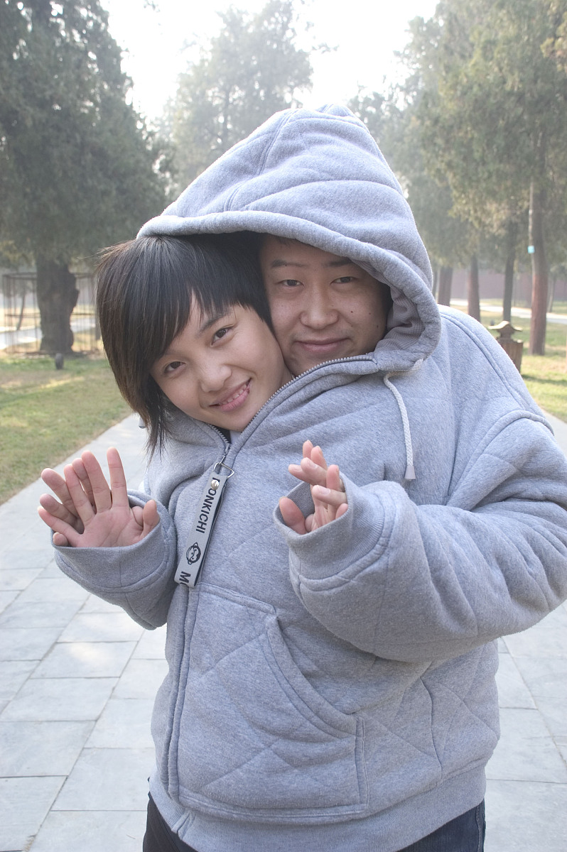 2008年12月17日,河南淮阳,演员李庆拍摄搞笑照片.***_***+++_+++李庆,