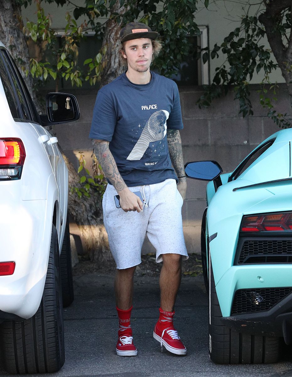 justin bieber makes a visit to the spa/justin bieber arrives to 
