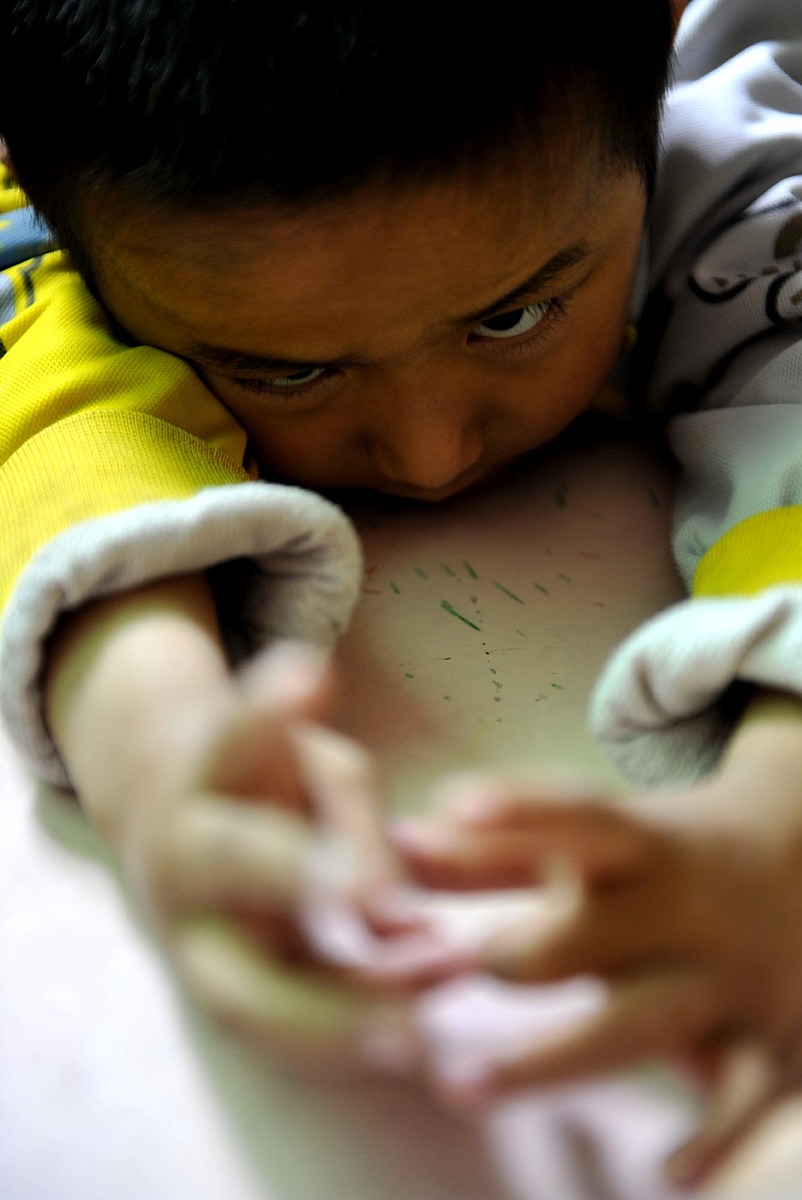 幼儿孤独悲伤故事：小明的故事