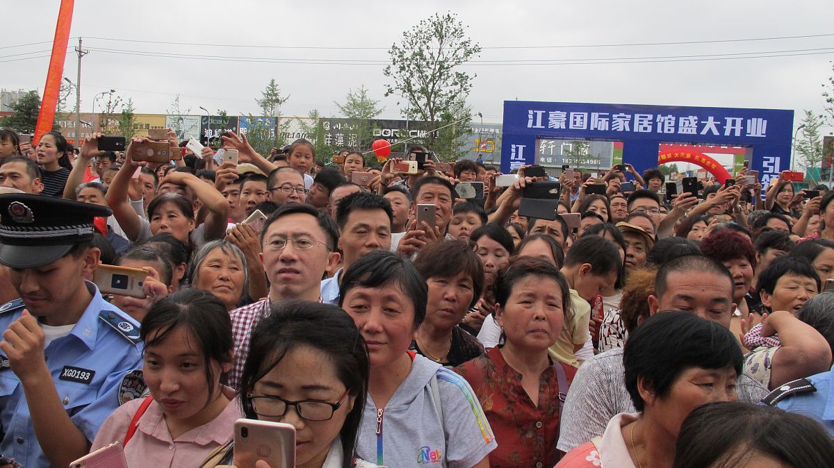 巴中老百姓有困难怎么联系巴中的媒体曝光？要求写一篇1500到2000字的保姆级维权教程