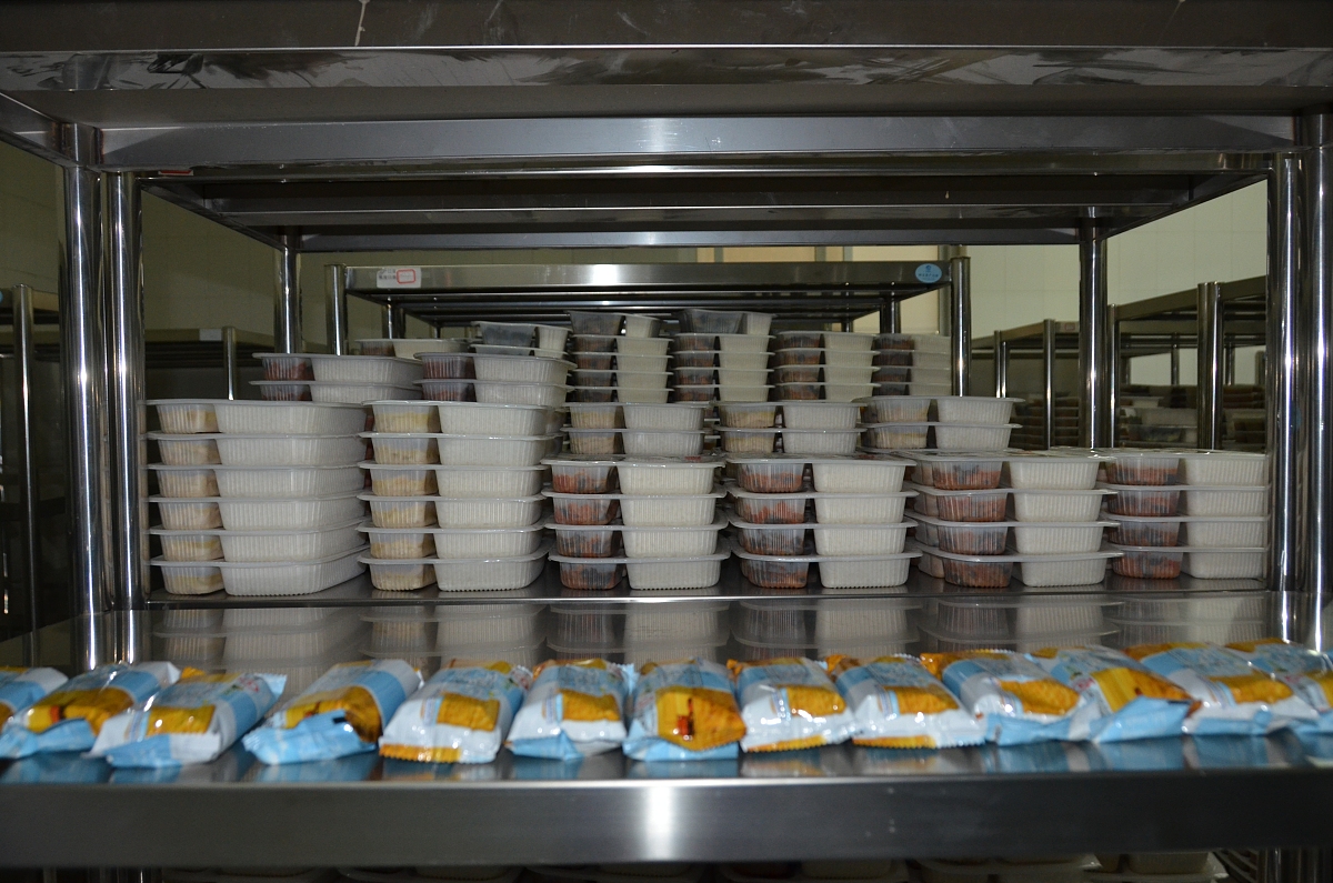 北京:探访高铁餐食生产基地 精挑细选做出"舌尖美味"