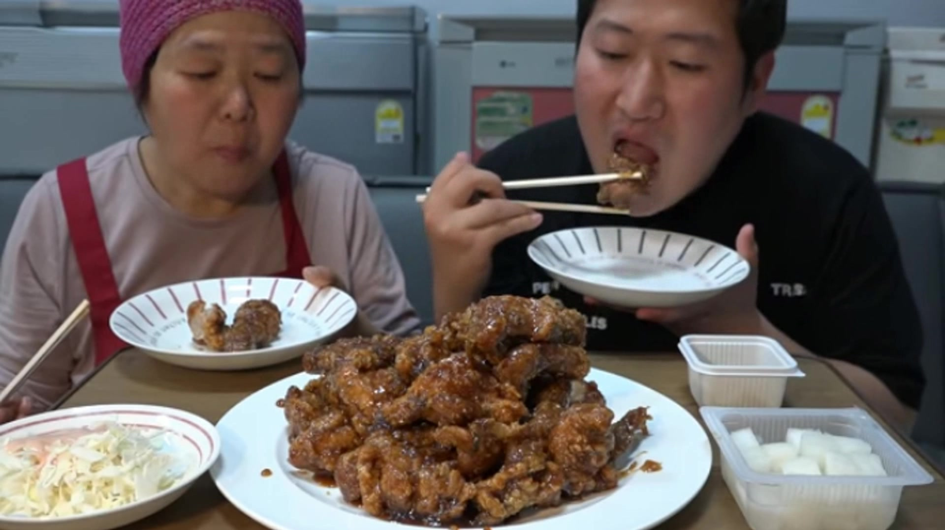韩国乡下家庭的大餐,妈妈做了糖醋鸡翅根,儿子吃得香喷喷!