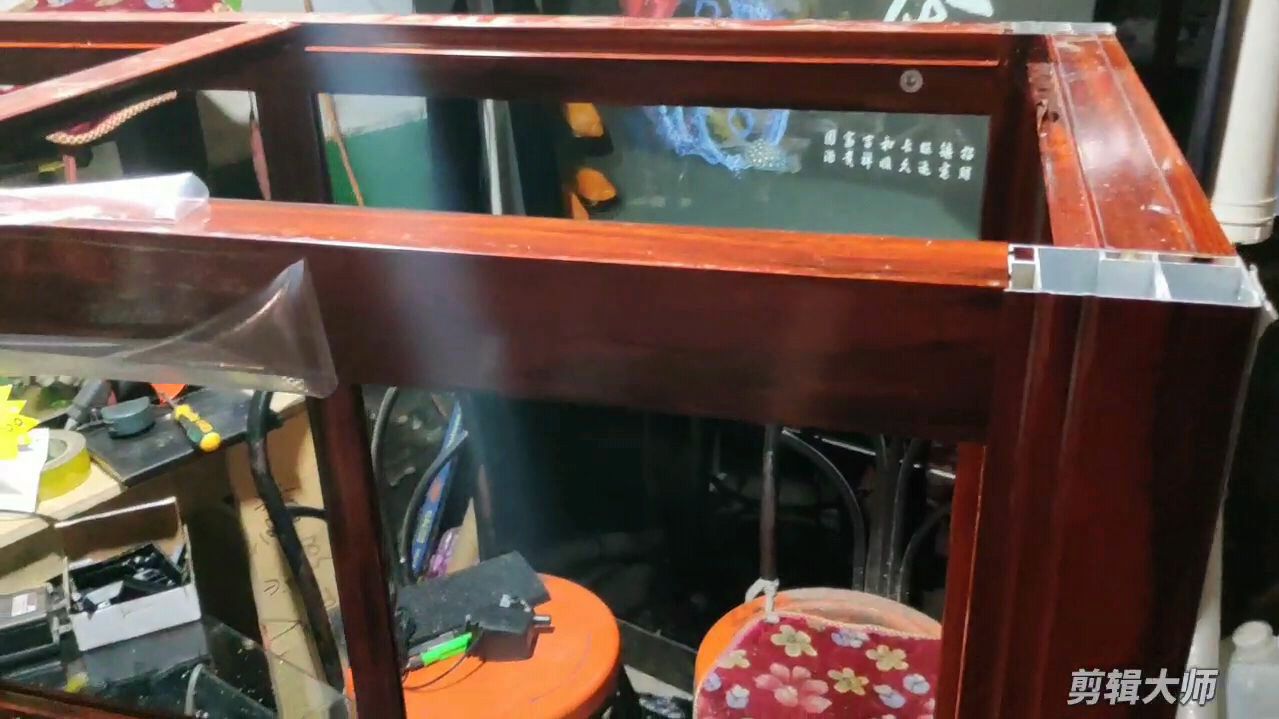 今天底滤鱼缸底柜到货,仿木纹铝合金,高端大气上档次。