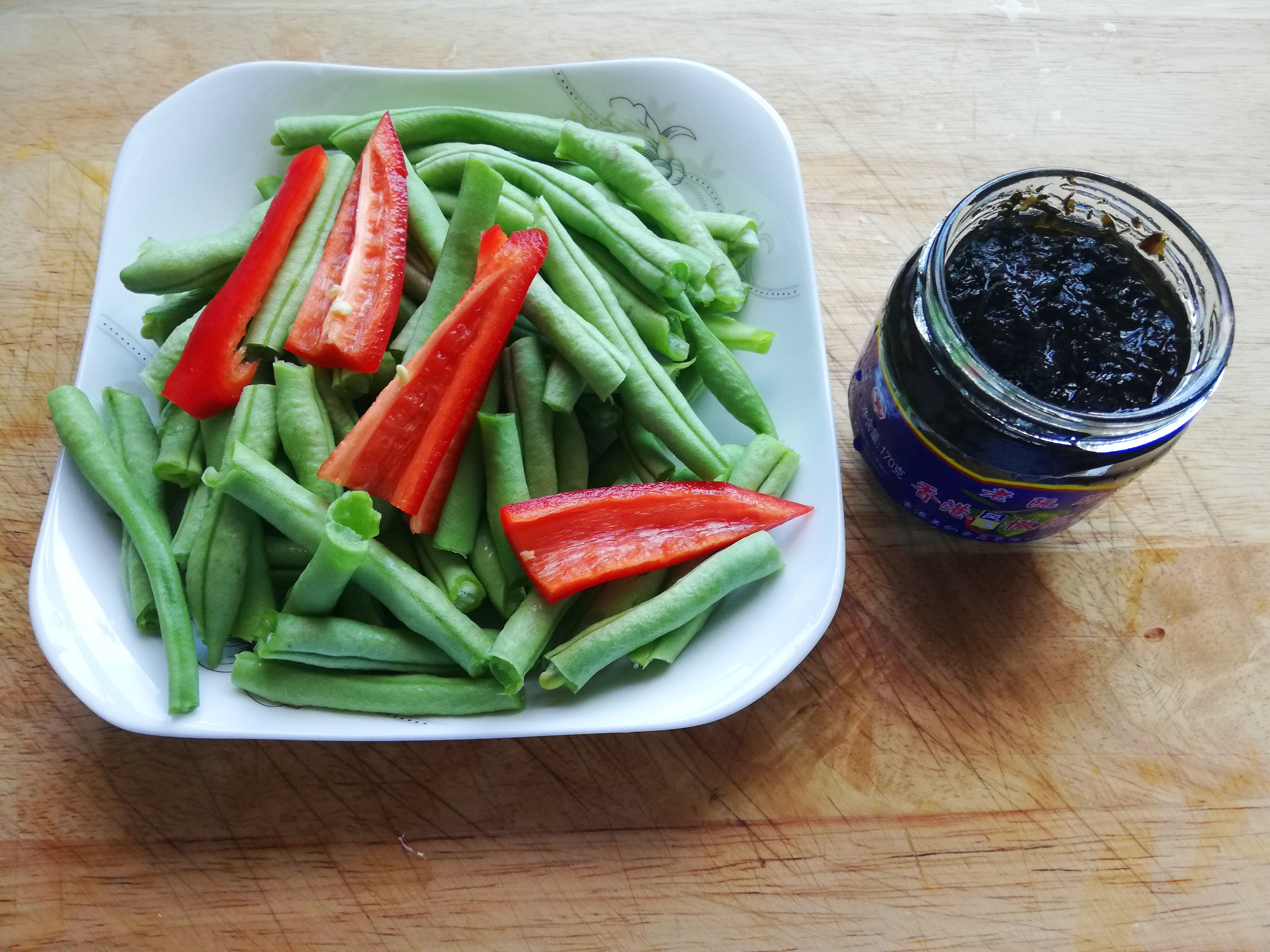 夏天要多吃蔬菜,涛哥做了一道橄榄菜炒豆角,味道是还不错的