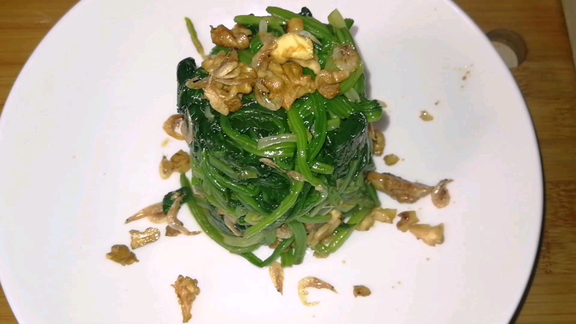果仁菠菜别再用花生米了,用这个补铁又补脑,老五还做出了造型