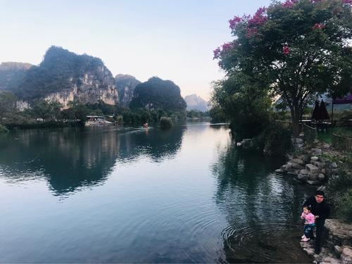 江流悲声咽，旧雨天涯隔