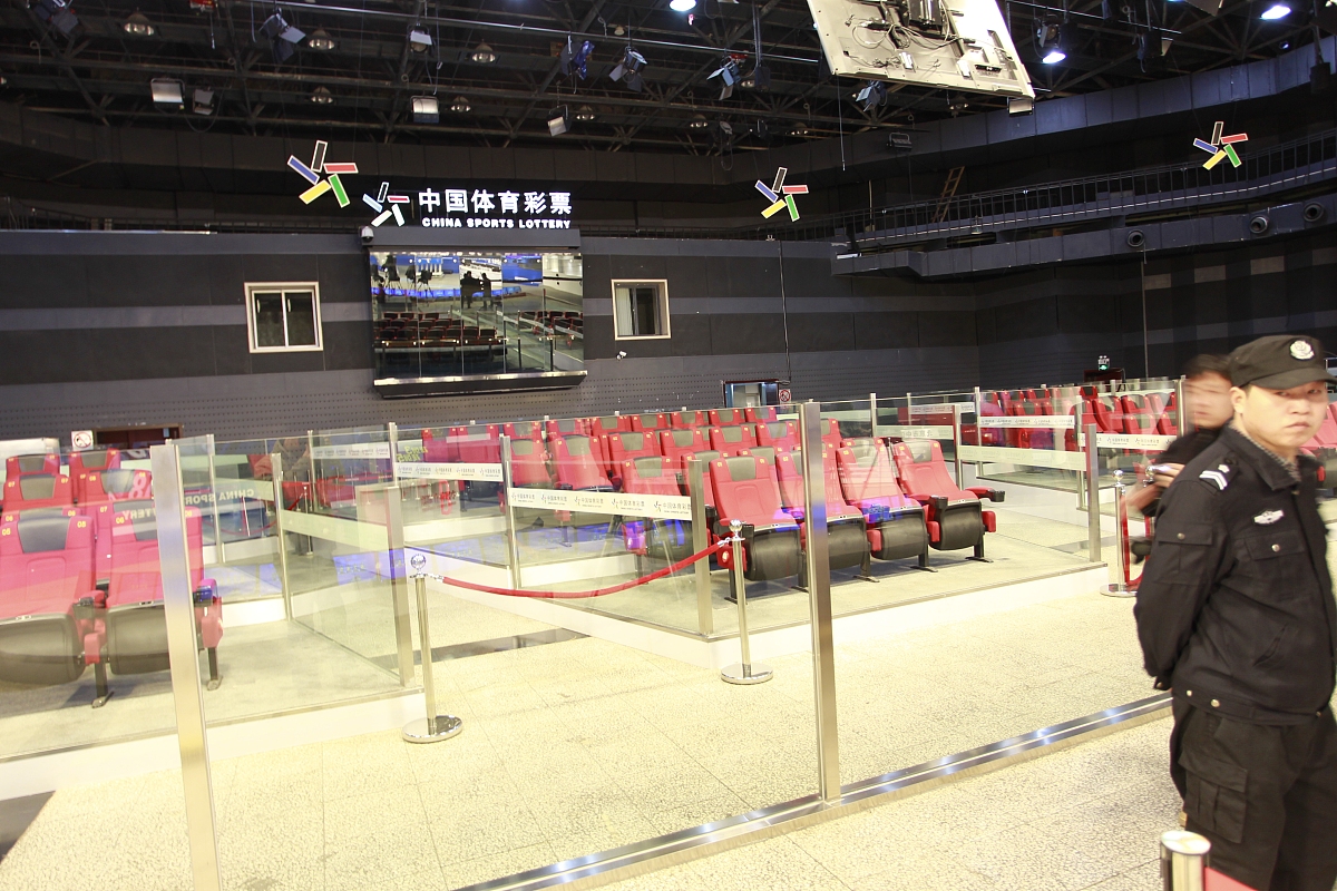 2015年2月4日,北京,中国体彩开奖现场过程见证.***_***开奖完毕后,观