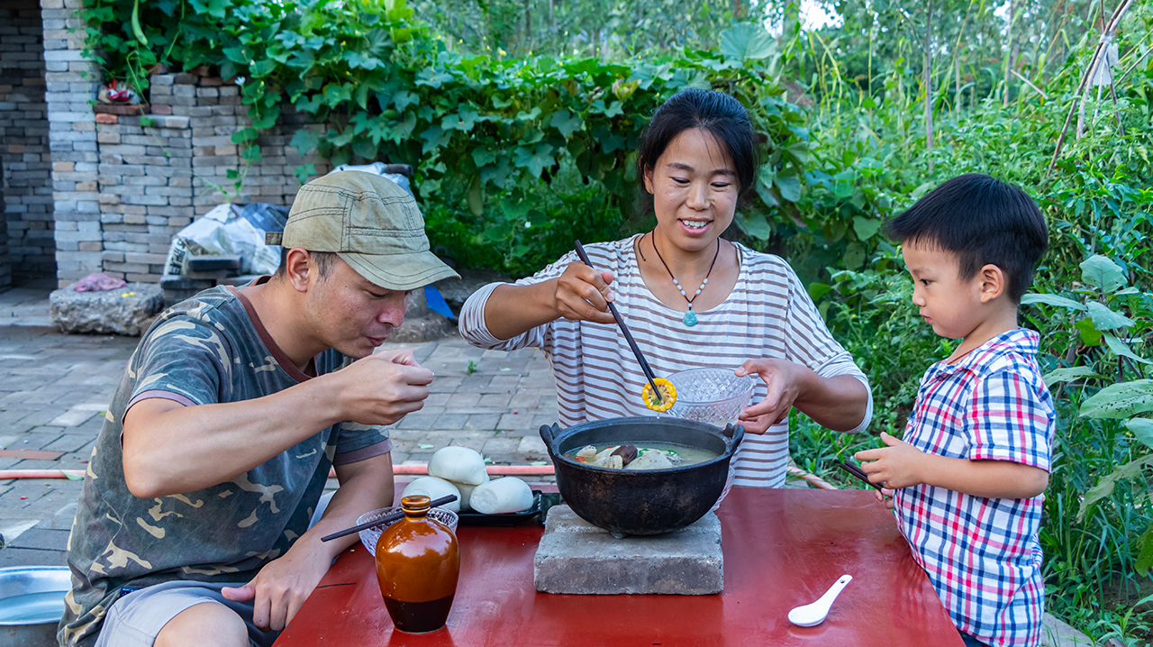 小勇炖一锅小鸡炖蘑菇,秋天喝滋补又解馋,做法简单一看就会做