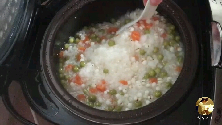 当回大厨很难吗?妹子巧煮薏米豌豆粥,鲜美爽口色味佳