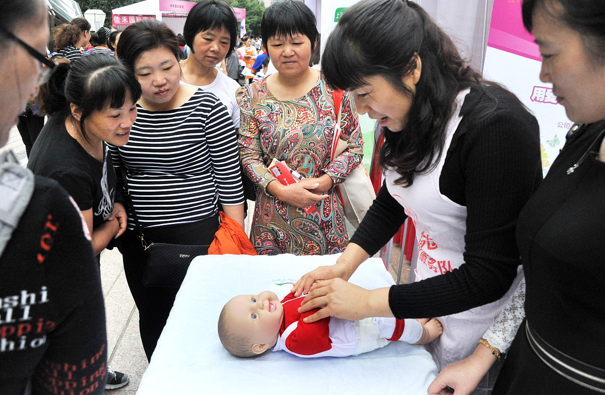 以世界母乳喂养周活动暨多支部联合义诊——创建食品安全示范城市宣传活动为题写一篇简讯稿件字数不低于1000字