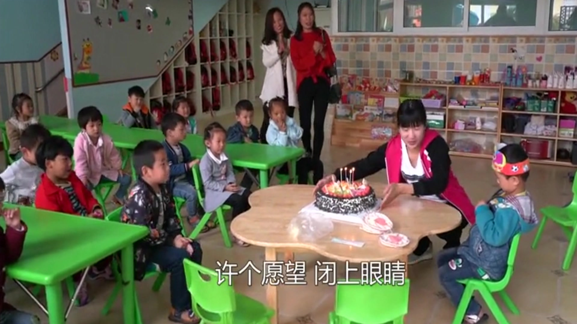 农村孩子过生日,想和同学们齐分享,妈妈买个蛋糕带到学校如他愿