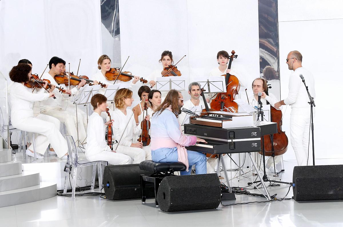 其中，单片机采用