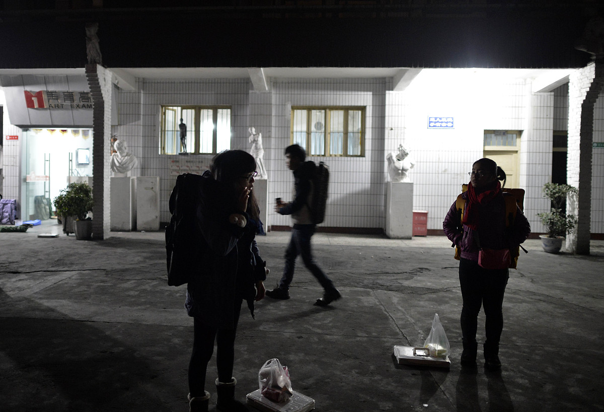2014年12月13日,重庆,记者连续多日深入艺考速成班,跟踪采访了美术艺