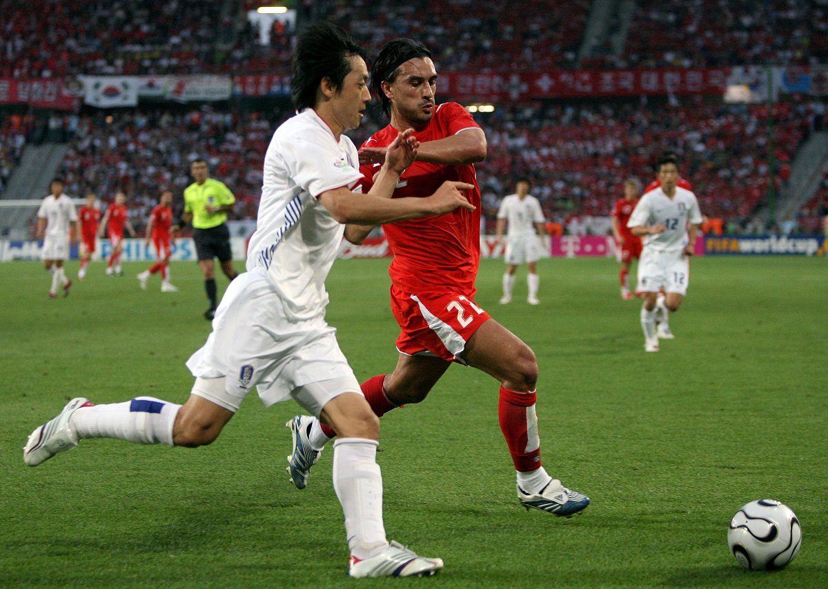 2006年6月23日,世界杯g组,瑞士2-0战胜韩国.李荣杓和哈坎亚金抢球  ha