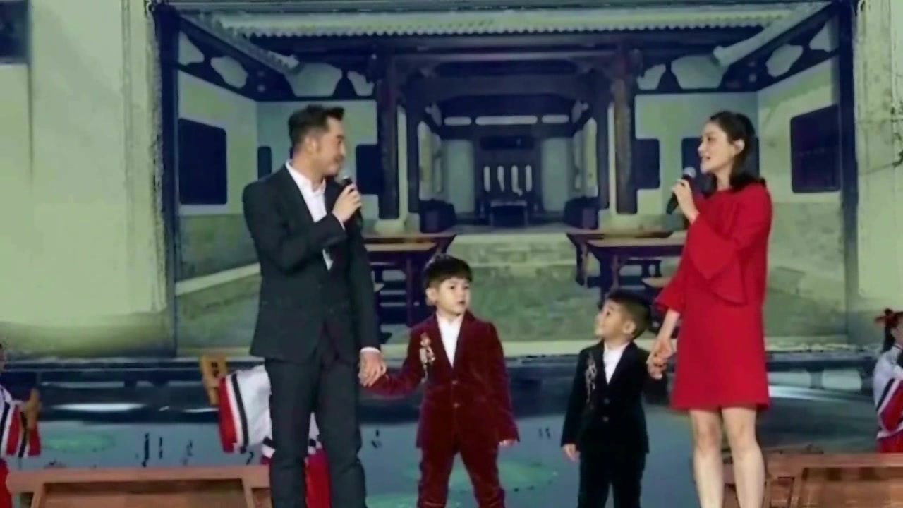 胡可晒安吉小鱼儿亲吻照 兄弟俩相亲相爱画面温馨