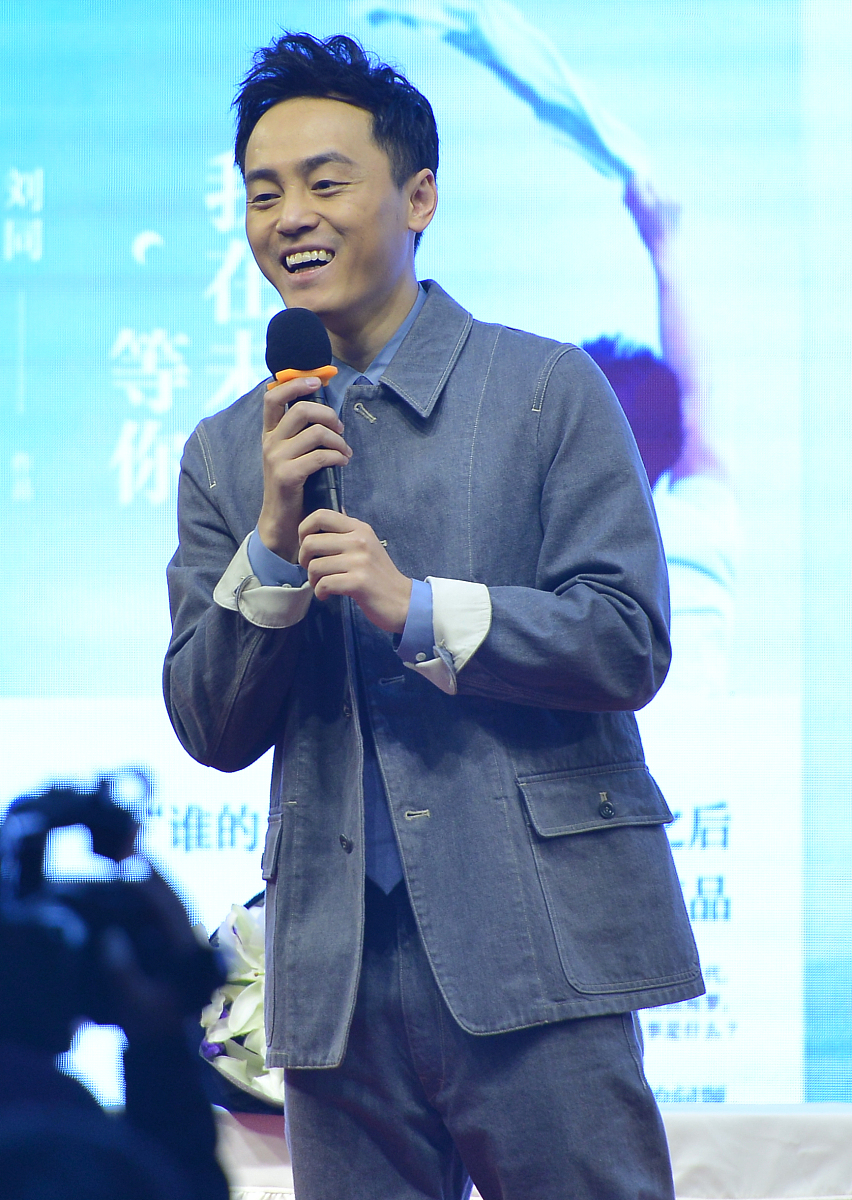 请写关于 我在等你 的歌词