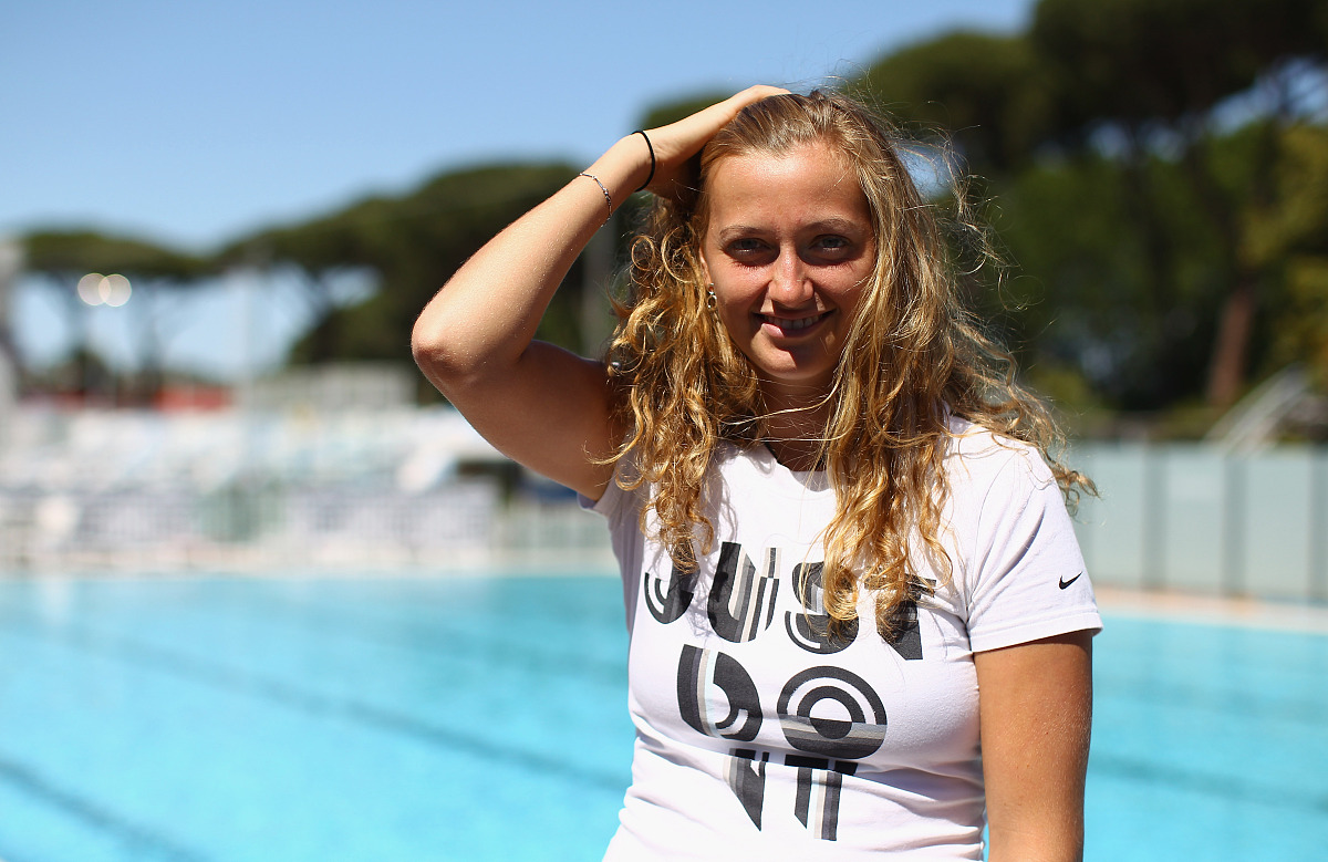 在意大利的知识产权立法例中其知识产权相关内容出现在民法典中的劳动篇中。在此规定中知识产权被认为是一种劳动。事实上创造与劳动是两个概念此二者之间具有不同的社会性质与特质。所以要体现知识产权的创造价值就要将知识产权的相关内容从劳动篇中分离出来。 帮我给这段话降重