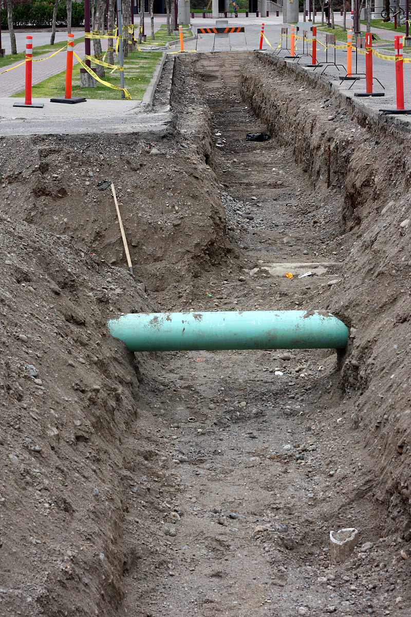 60米水渠包工价格：底20cm厚边15cm，多少钱一米？