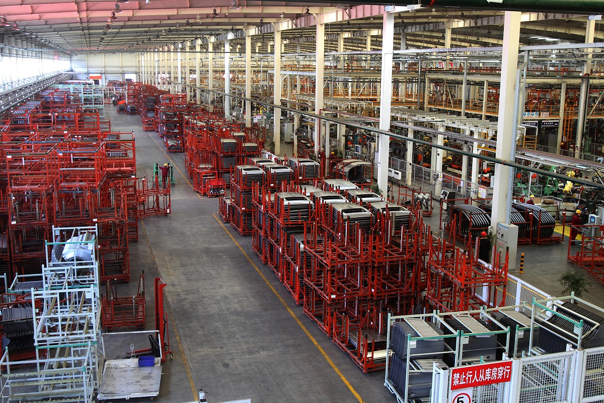 产品成本费用包含哪些？辅助生产车间管理人员工资和车回机物料消耗是否计入？